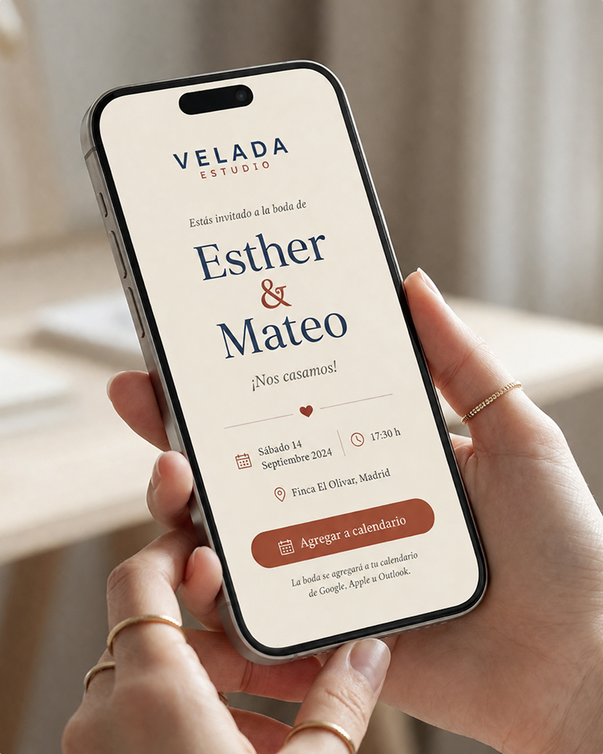 Invitación digital de boda de Velada Estudio mostrada en un teléfono