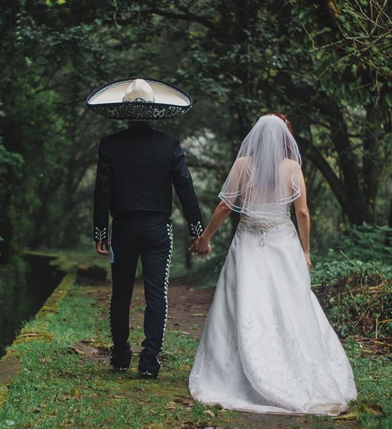 Pareja caminando bajo la lluvia con paraguas