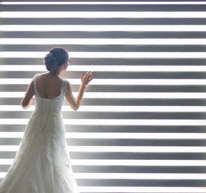 Novia entre luces y sombras antes de la ceremonia