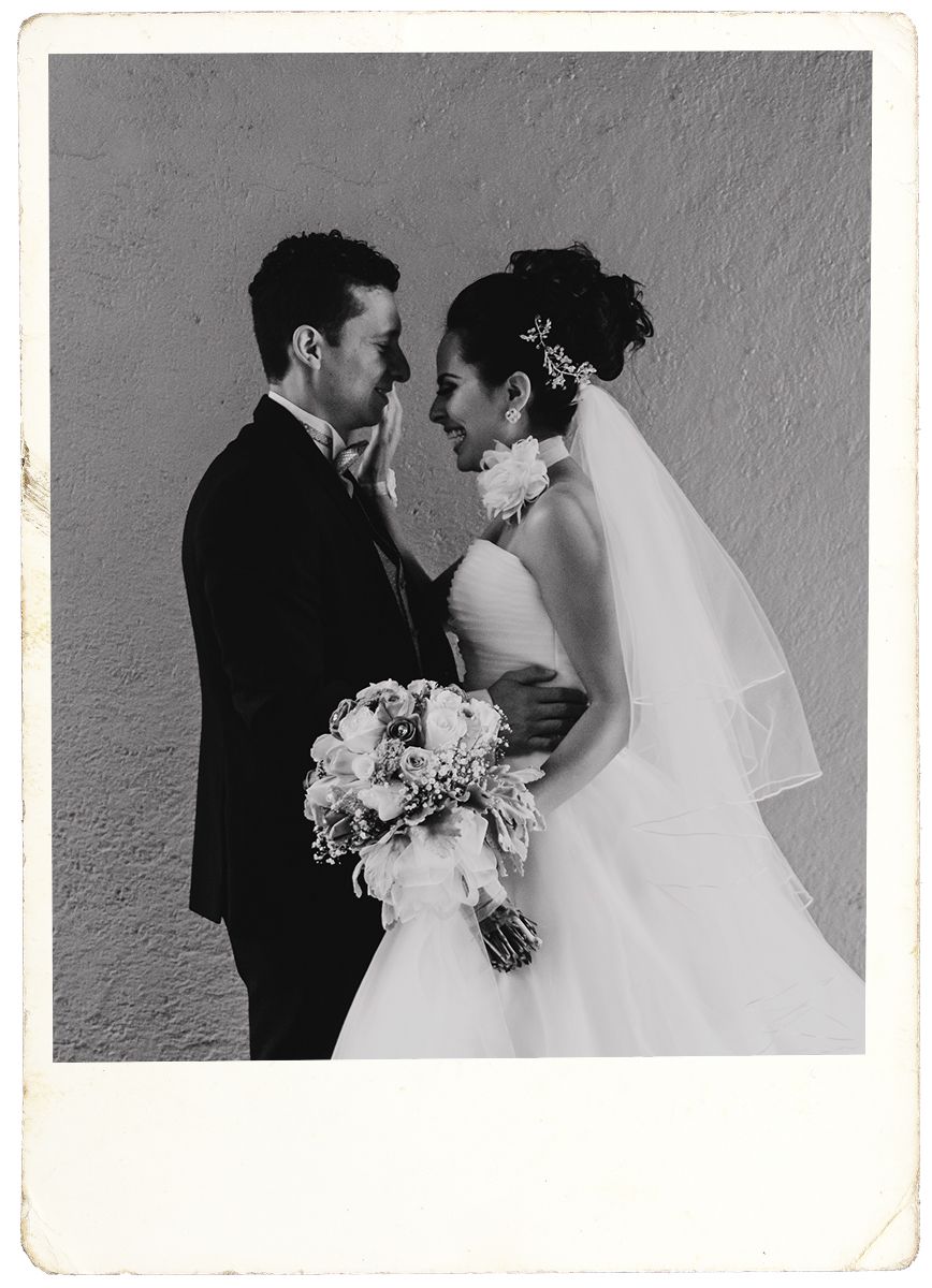 Retrato en blanco y negro de una pareja el día de su boda — Velada Estudio