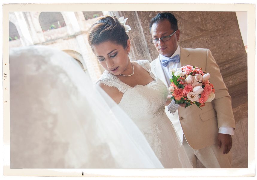 Novios abrazados durante su sesión de boda