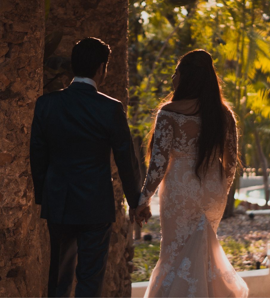 Novios tomados de la mano durante su sesión fotográfica de bodas