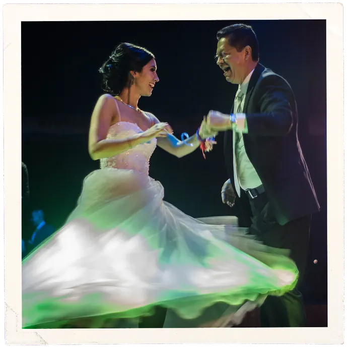 La novia bailando con su papá, vestido iluminado en verde
