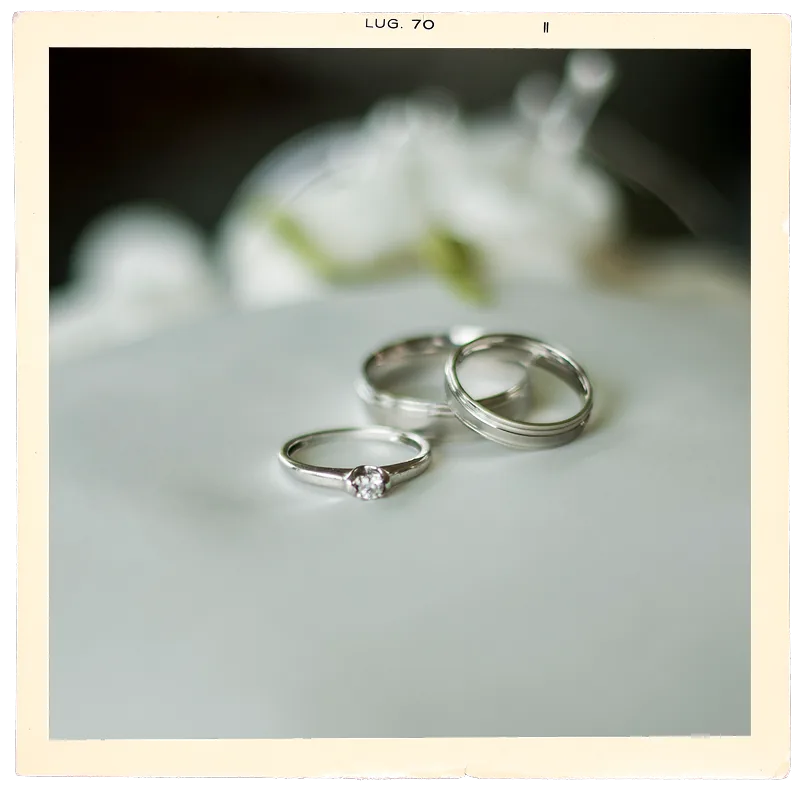 Anillos de compromiso y de boda sobre una tela clara