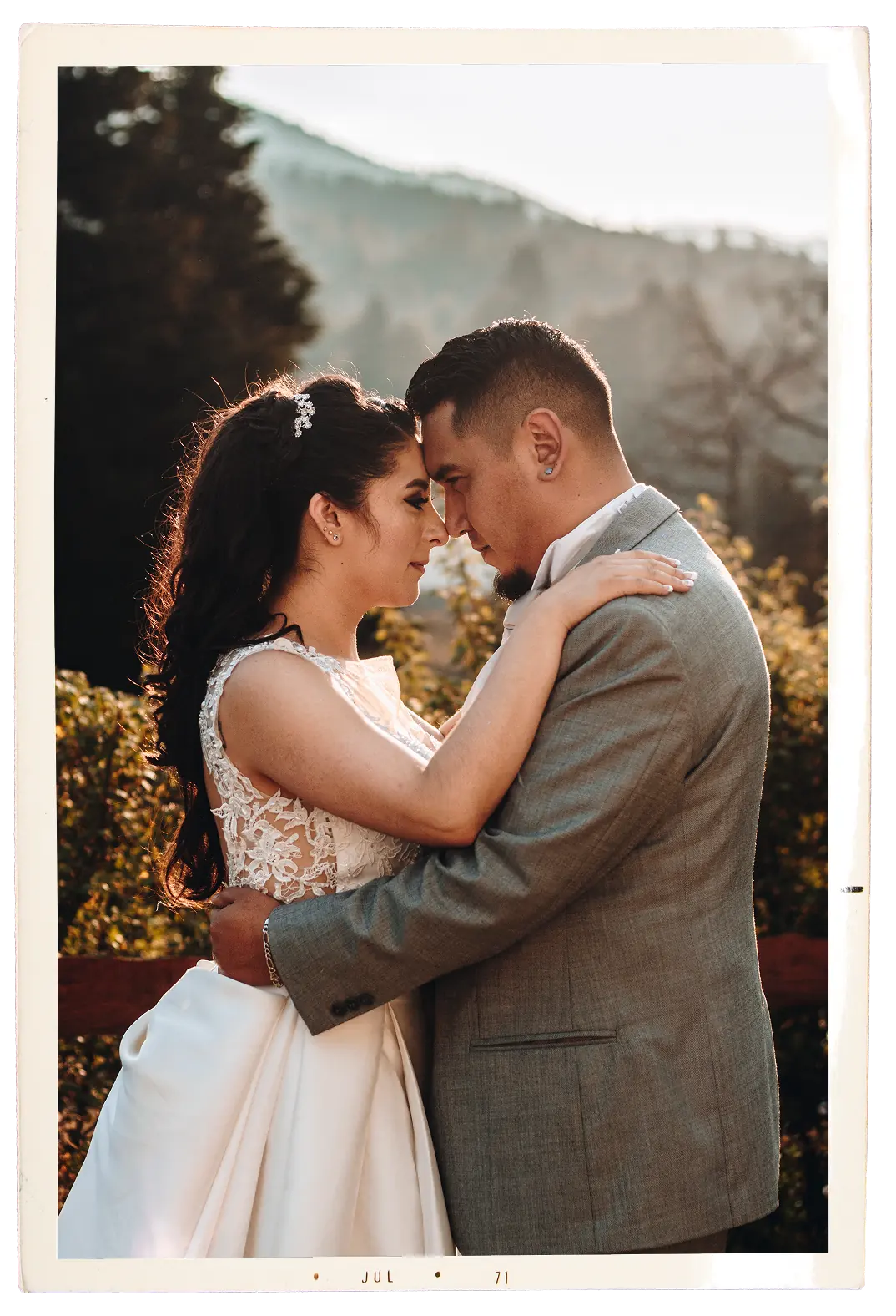 Los novios frente con frente, abrazados, con las montañas al fondo