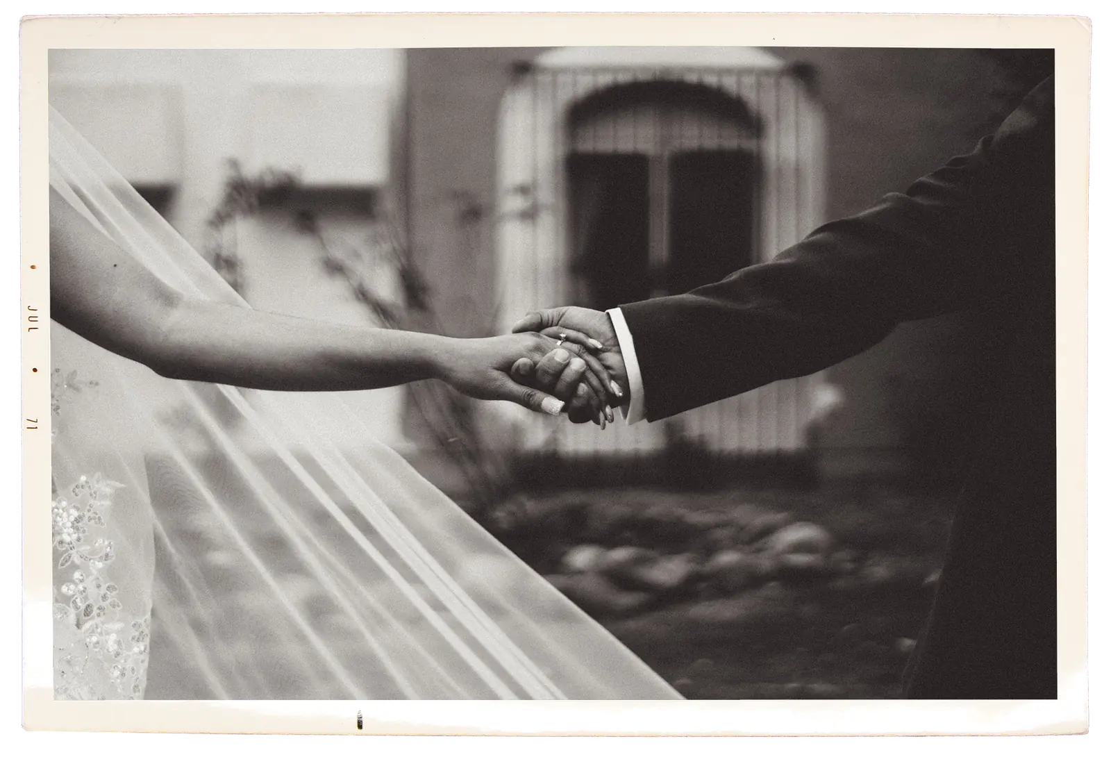 Primer plano en blanco y negro de los novios tomándose de la mano